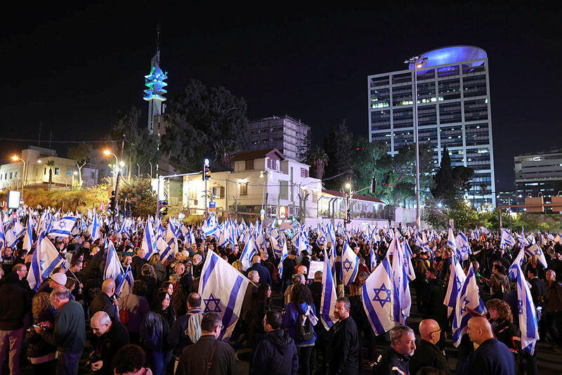 דמוקרטיה* או: רשמים מהפגנה נגד "המהפכה המשפטית"