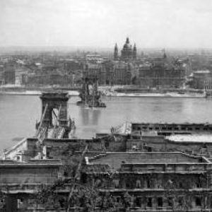 גשר השלשלאות ההרוס בודפשט 1945